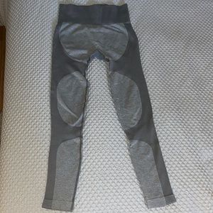 grey exercise leggings.